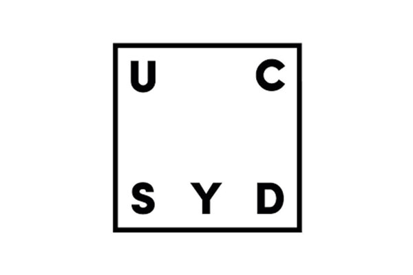 Logo der UC SYD. Quadratisch mit schwarzen dicken Rahmen und schwarzer fetter Schrift. Mit Link zur Website der Universität.