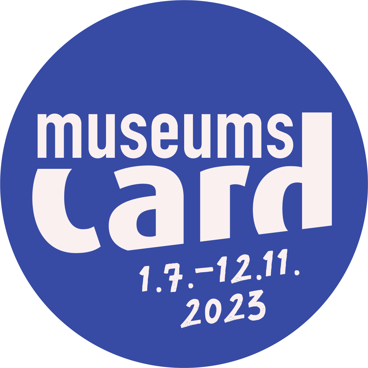 Rundes Logo der museumscrad 2023 mit blauer Flächenfüllung und weißer Schrift.